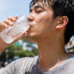 Nắng nóng 40 độ, uống nước đá liên tục có thực sự giúp giải nhiệt?