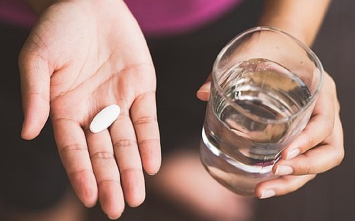 Phụ nữ mang thai bị đau đầu, sốt, dùng thuốc paracetamol cần lưu ý gì? - Ảnh 2.