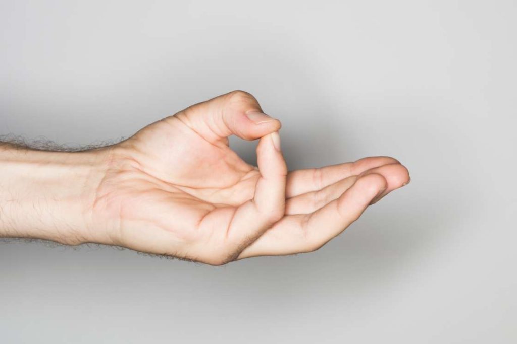2 động tác tay đơn giản giữ cơ thể cân bằng trong ngày nắng nóng- Ảnh 3.