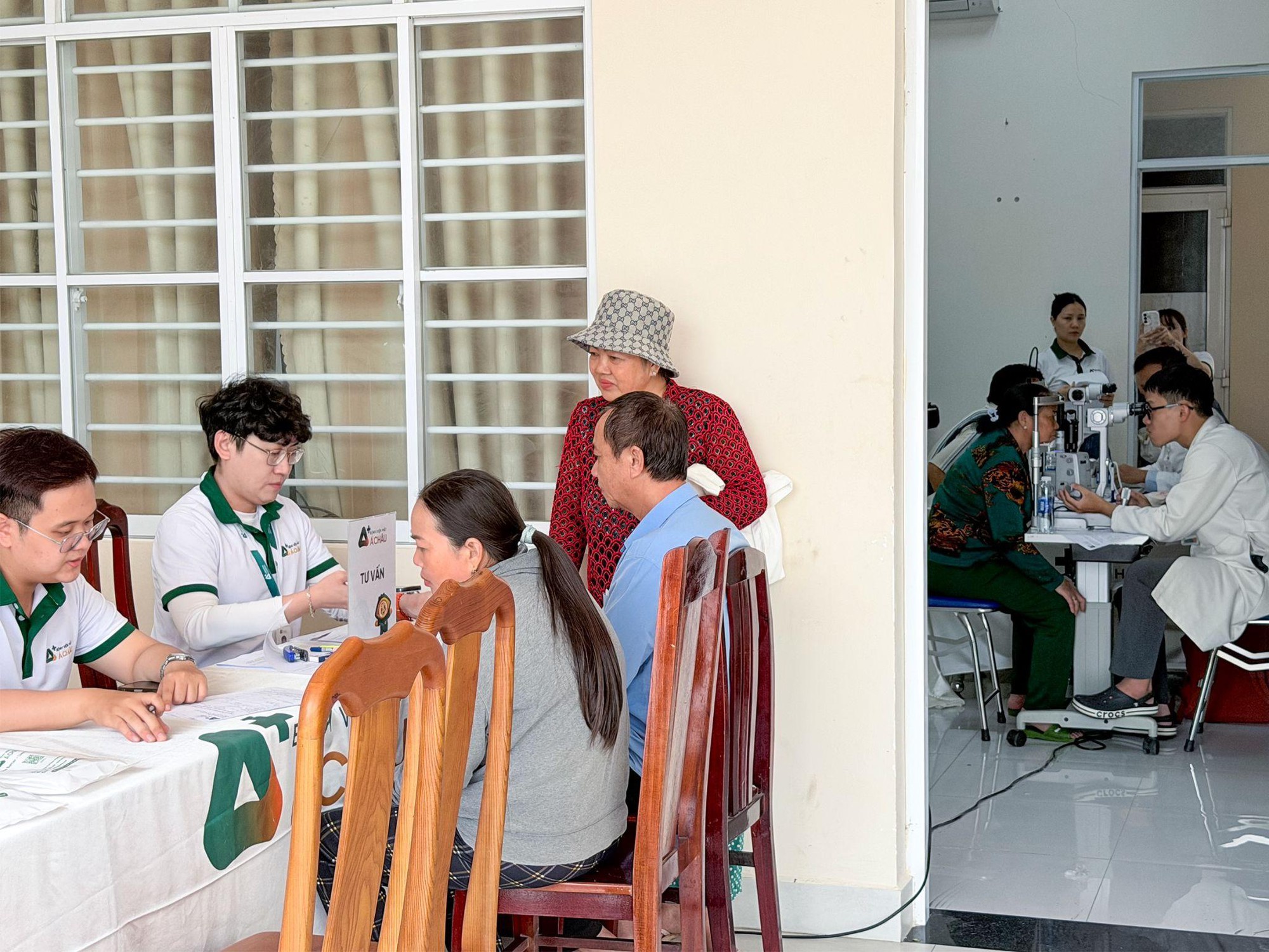 Bệnh viện Mắt Á Châu tầm soát bệnh lý mắt cho người dân Long Hải- Ảnh 1.