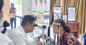 Bệnh viện Mắt Á Châu tầm soát bệnh lý mắt cho người dân Long Hải