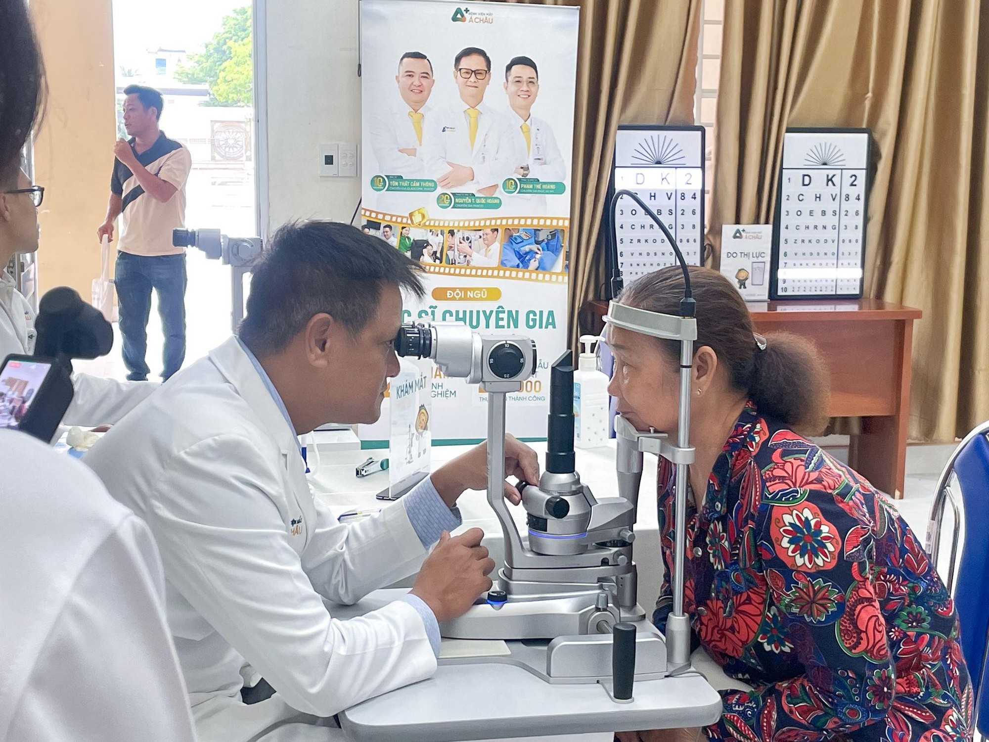 Bệnh viện Mắt Á Châu tầm soát bệnh lý mắt cho người dân Long Hải- Ảnh 2.