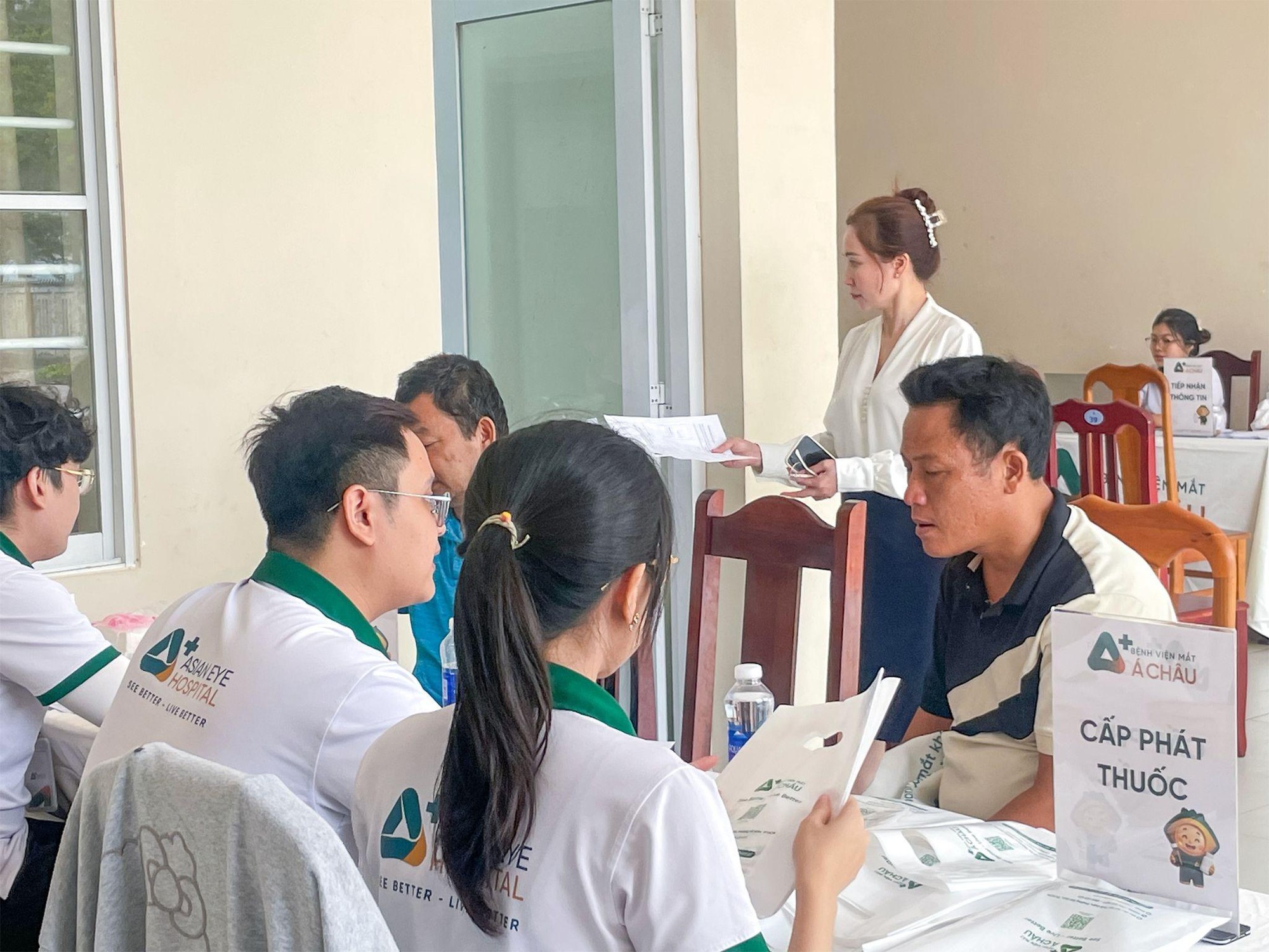 Bệnh viện Mắt Á Châu tầm soát bệnh lý mắt cho người dân Long Hải- Ảnh 3.
