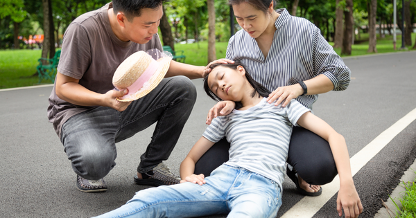 Đi ngoài trời nắng có biểu hiện choáng, đau đầu cần khẩn trương gọi cấp cứu
