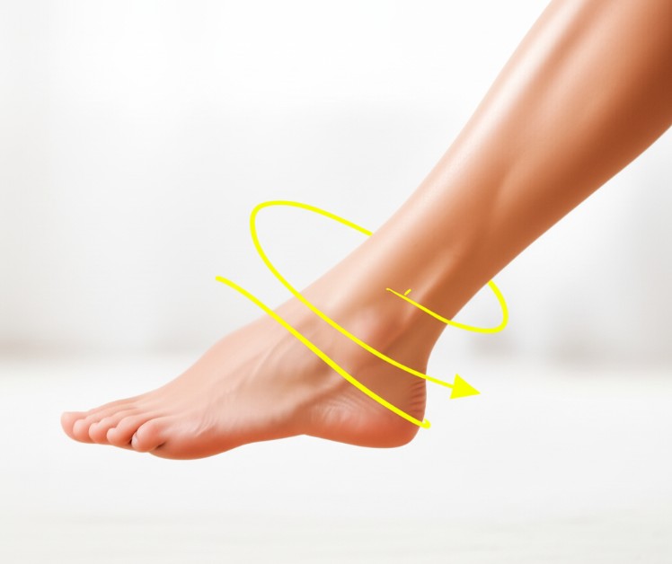 Hướng dẫn xoay cổ chân 5 phút mỗi ngày giúp tăng tuần hoàn, giảm cứng khớp - Ảnh 1.