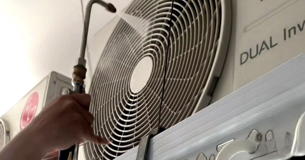 Vệ sinh điều hòa mùa cao điểm, thợ làm không xuể, khách ‘mòn mỏi’ chờ lịch