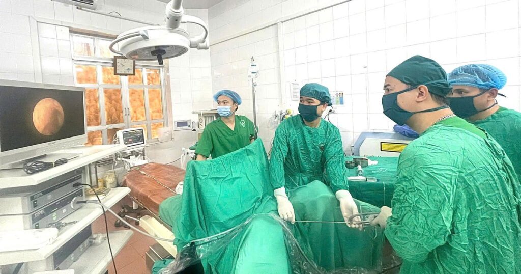 Đau lưng, tiểu buốt, bé trai 8 tuổi được phát hiện mắc bệnh ít gặp
