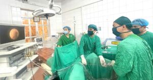 Đau lưng, tiểu buốt, bé trai 8 tuổi được phát hiện mắc bệnh ít gặp