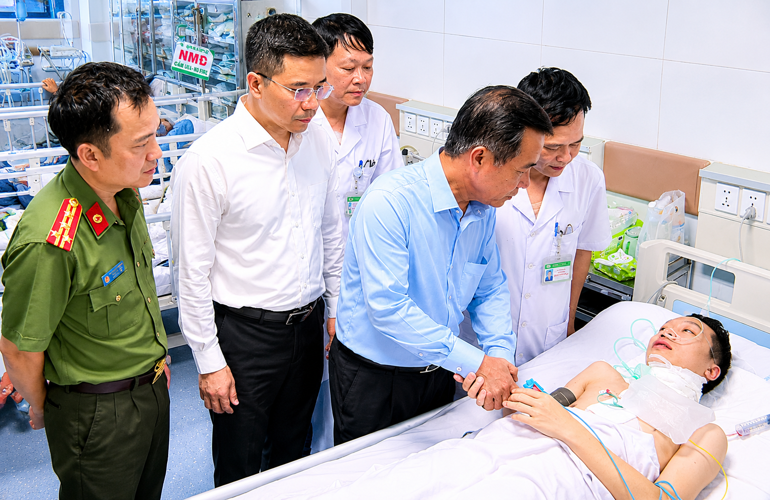 Nghẹt thở chạy đua với 'tử thần', cứu sống Trung tá Công an bị đâm đứt động mạch cảnh- Ảnh 2.