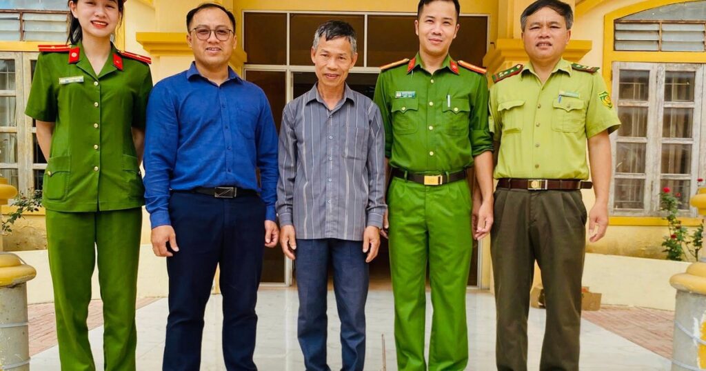 Bất ngờ chạm mặt khỉ đuôi lợn giữa đêm, người dân trình báo kiểm lâm