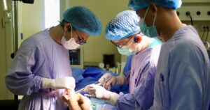 Bước tiến mới trong điều trị ung thư xương trẻ em: Thay khớp tăng trưởng nhân tạo cho bệnh nhi 6 tuổi