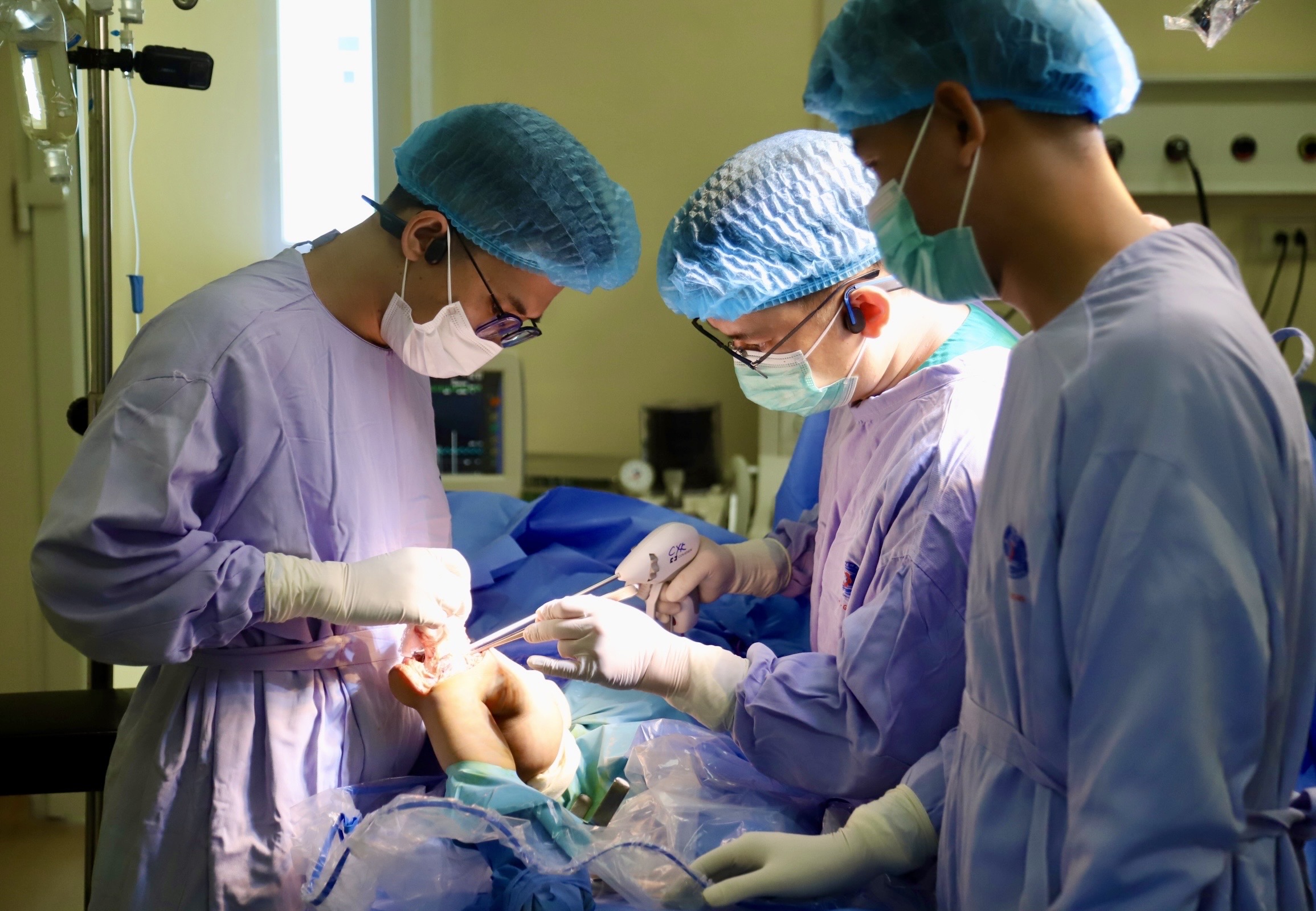 Bước tiến mới trong điều trị ung thư xương trẻ em: Thay khớp tăng trưởng nhân tạo cho bệnh nhi 6 tuổi- Ảnh 2.