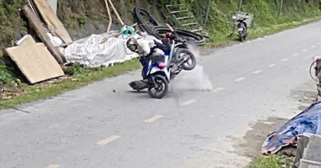 Thót tim khoảnh khắc đá lở từ vách núi rơi trúng người đang đi xe máy