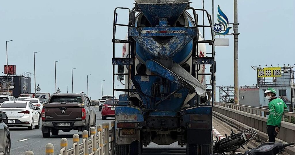 Tai nạn chết người trên đường dẫn cầu Nhật Tân, xe bồn xuất hiện ở đoạn cấm ô tô