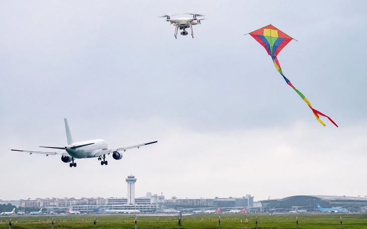 Liên tiếp xảy ra sự cố gần sân bay: Bay drone thế nào để không bị phạt?- Ảnh 1.