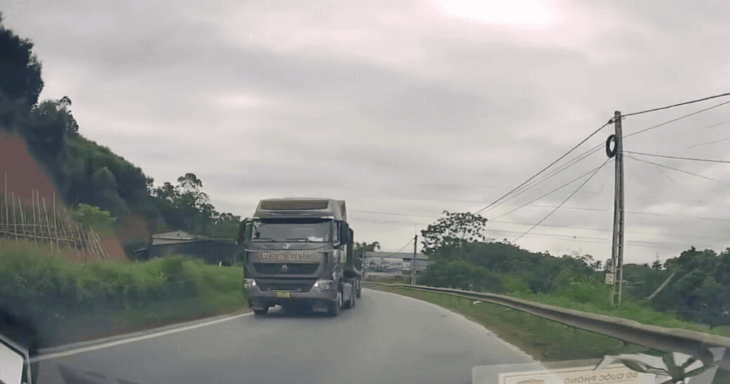 Cục CSGT chỉ ra ‘kinh nghiệm sống còn’ sau vụ ô tô vượt ẩu bất chấp an toàn