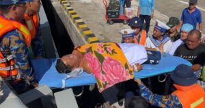 Hiến máu cứu ngư dân giữa Trường Sa, tàu Hải quân đưa bệnh nhân vào bờ an toàn