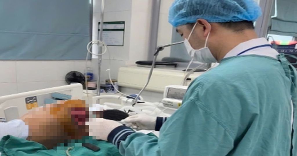 Sau 3 tháng nằm ICU do biến chứng sản khoa, người mẹ trẻ bật khóc khi được ôm con trong tay