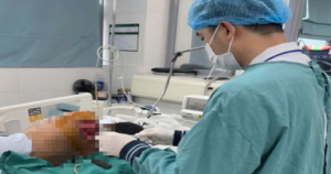 Sau 3 tháng nằm ICU do biến chứng sản khoa, người mẹ trẻ bật khóc khi được ôm con trong tay