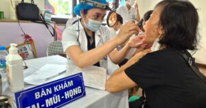 Người cao tuổi, người khuyết tật phấn khởi đi khám sức khỏe miễn phí ngay tại phường