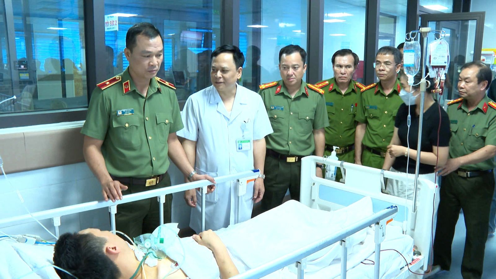 Nghẹt thở chạy đua với 'tử thần', cứu sống Trung tá Công an bị đâm đứt động mạch cảnh- Ảnh 1.