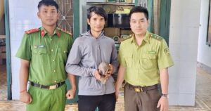 Người đàn ông bàn giao con vật quý hiếm có nguy cơ tuyệt chủng