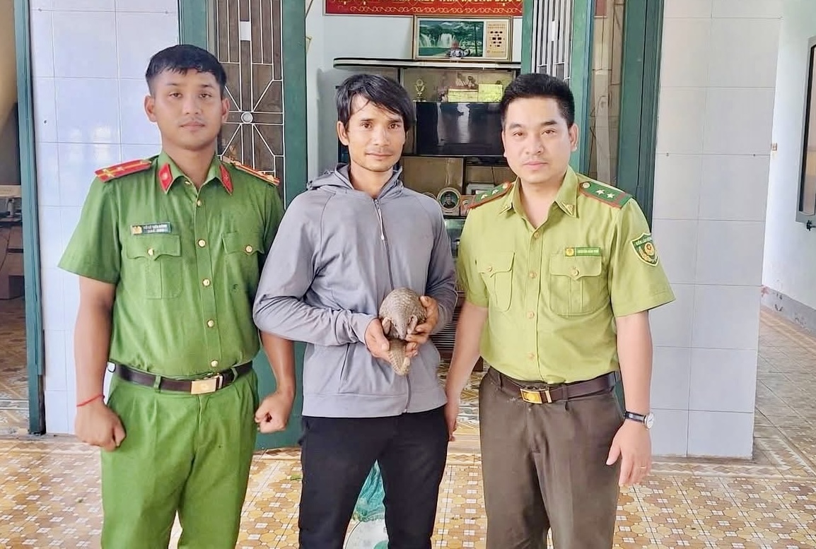Người đàn ông bàn giao con vật quý hiếm có nguy cơ tuyệt chủng - Ảnh 1.