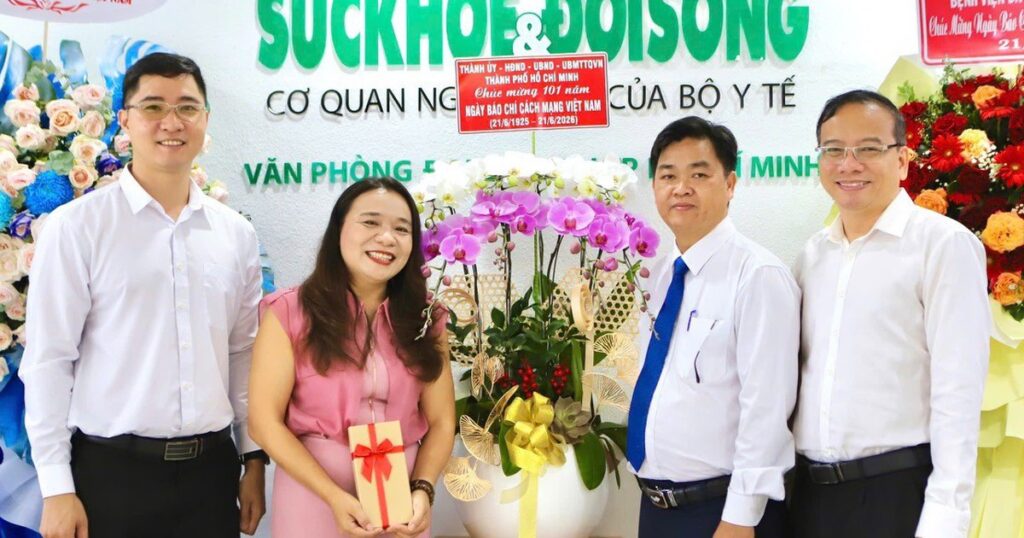 Đoàn đại biểu TPHCM thăm, chúc mừng Báo Sức khỏe và Đời sống