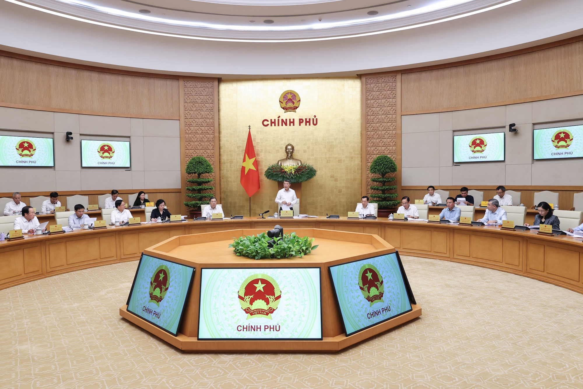 Chính phủ yêu cầu tính toán kỹ việc điều chỉnh giá điện, viện phí, học phí- Ảnh 1.