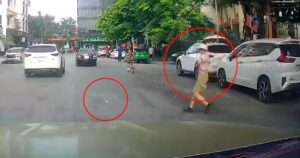 Người phụ nữ lao thẳng vào đầu ô tô chỉ để nhặt quả xoài rụng