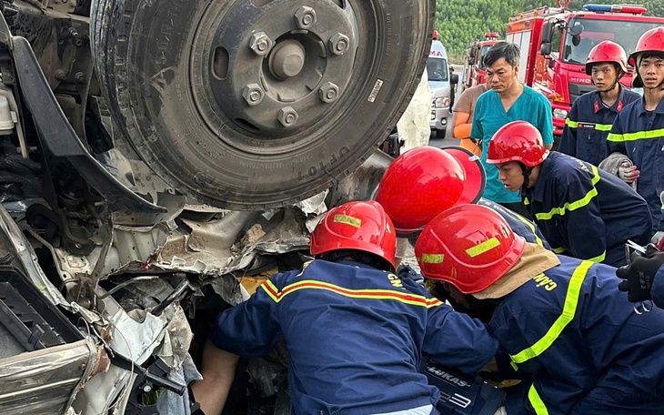 Video ghi lại cảnh người phụ nữ nằm giữa đường chặn xe qua lại- Ảnh 1.