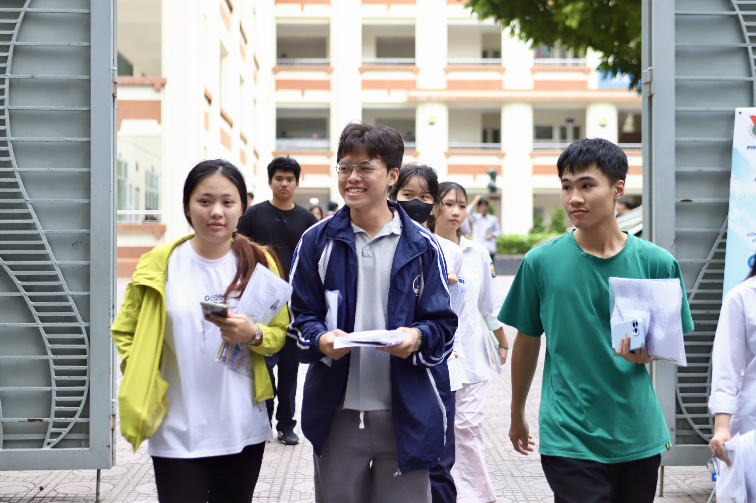 Sĩ tử rạng rỡ rời trường thi môn Toán vì làm bài như ý- Ảnh 4.