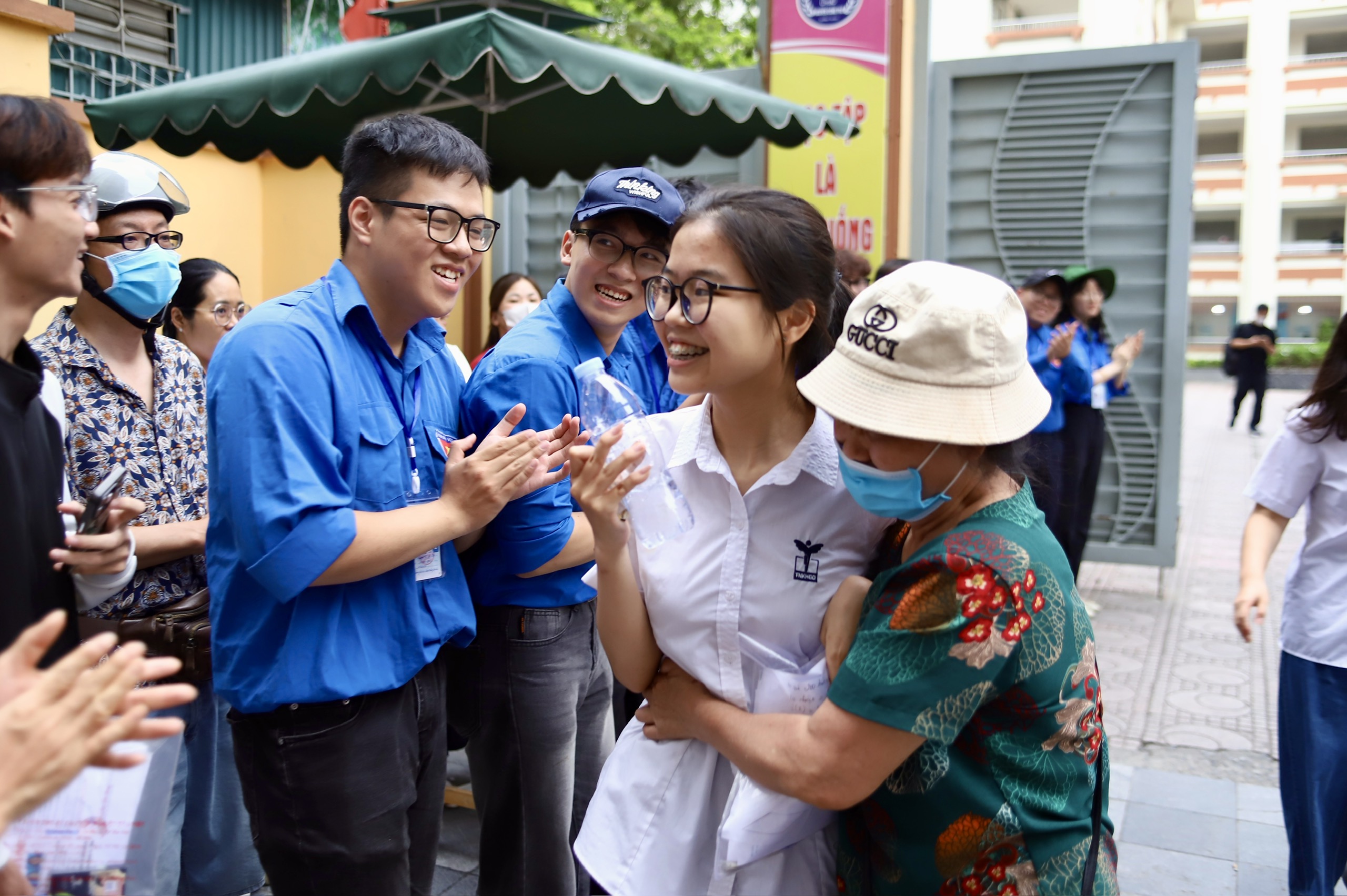 Sĩ tử rạng rỡ rời trường thi môn Toán vì làm bài như ý- Ảnh 6.