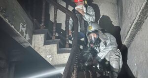 Cháy nhà dân lúc 4h sáng ở Hà Nội, cảnh sát lao vào giải cứu 2 người mắc kẹt