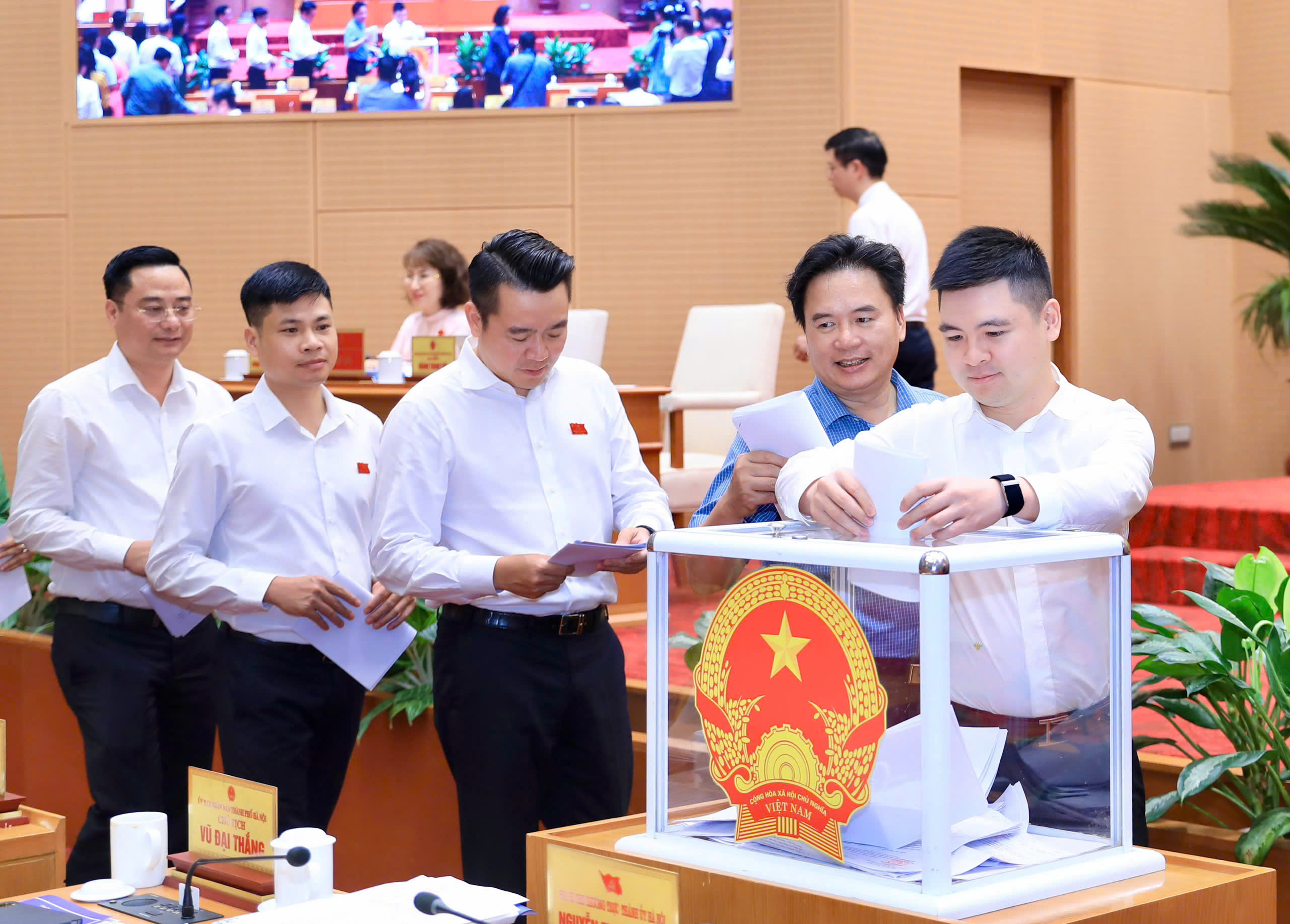 Hà Nội thông qua loạt chính sách đột phá phát triển y tế, hỗ trợ bác sĩ tới 20 triệu đồng/tháng- Ảnh 1.